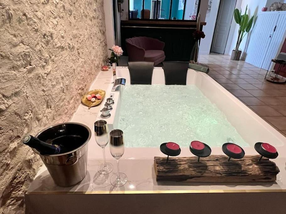Suite Romance - Jacuzzi Moret-sur-Loing Exterior photo